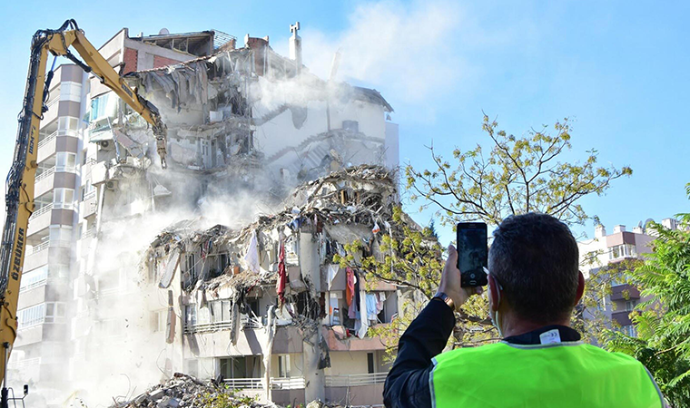 Yılmaz Erbek Apartmanı'nda yıkım 'geliyorum' demiş
