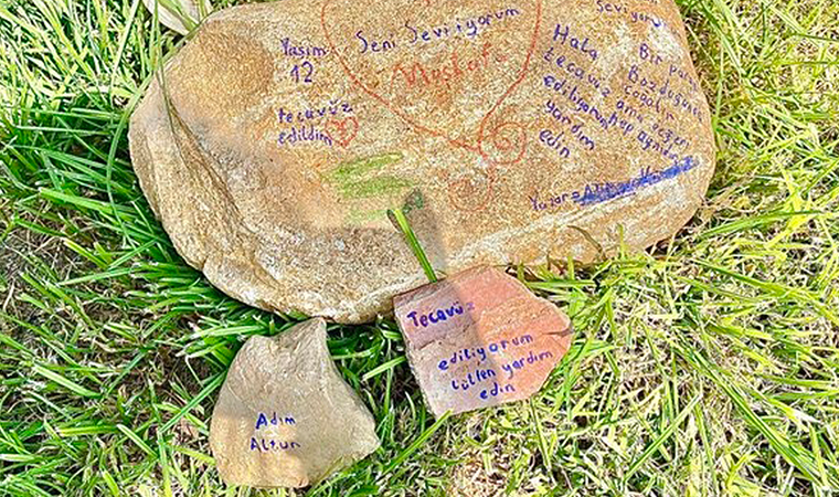 Taştaki yazı polisi harekete geçirdi