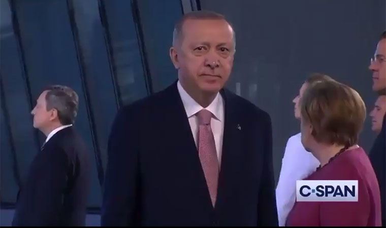 NATO Zirvesi'nde ilginç anlar: İngilizce 'lütfen dönün' anonsuna bir tek Erdoğan uymadı
