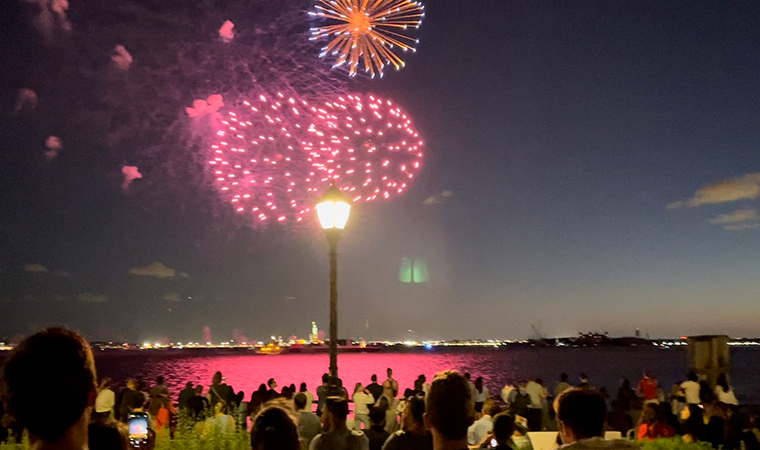 New York'ta koronavirüs kısıtlamalarının kaldırılışı coşkuyla kutlandı