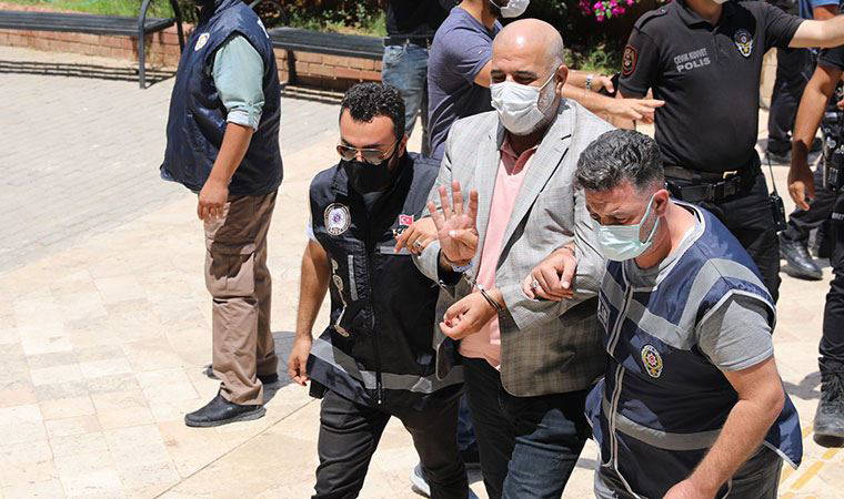 Didim Belediye Başkanı Deniz Atabay'a saldırı! Adliye girişinde rabia işareti yaptı