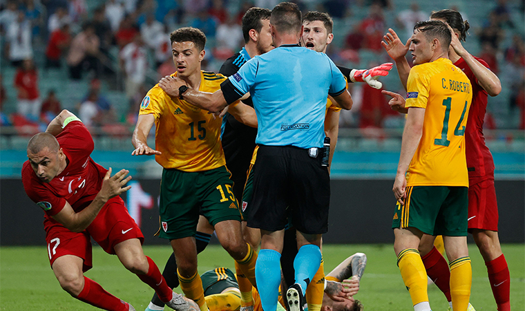 EURO 2020'deki Türkiye - Galler maçında kavga çıktı