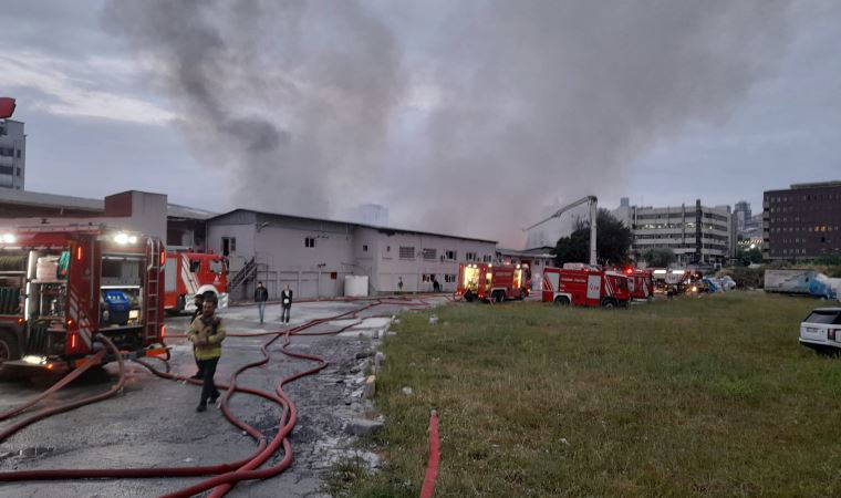 Küçükçekmece'de kağıt ve ambalaj fabrikasında yangın