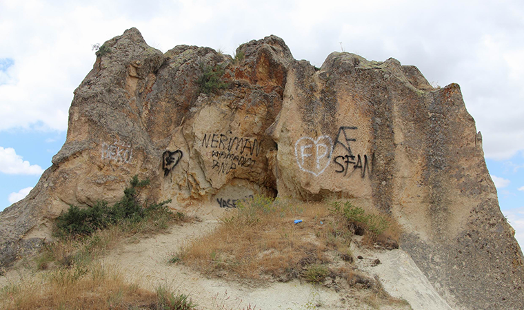Kapadokya’da peribacalarına çirkin saldırı