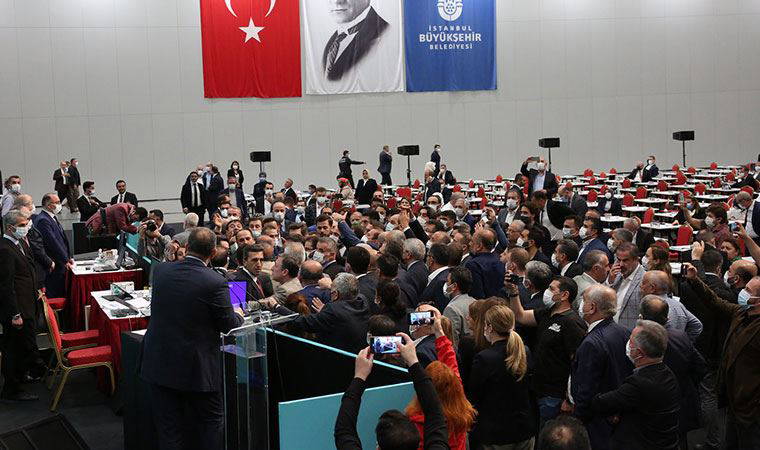 İBB Meclisi'nde gergin anlar: Kürsüye yürüdüler