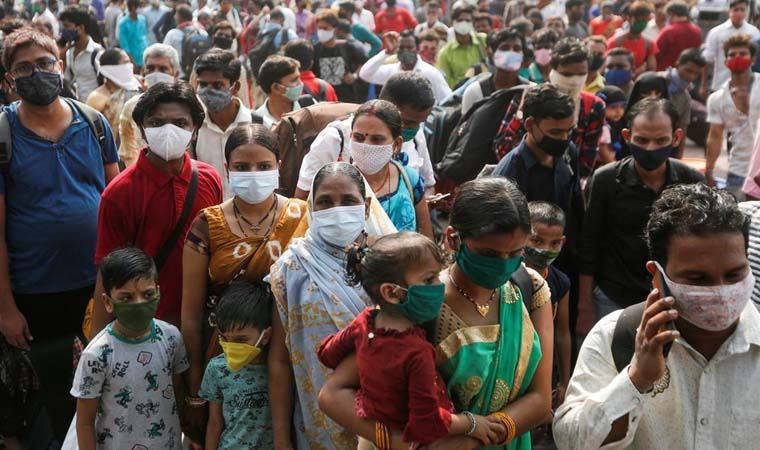 Hindistan'da Covid-19 salgınında günlük vaka sayısı azalmaya devam ediyor