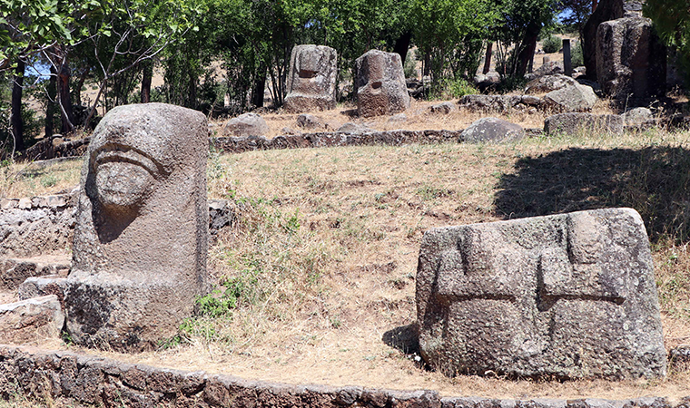 Yüzlerce heykel açık havada sergileniyor
