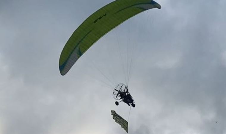 Kiraladığı paramotora 'dolandırıldım, hakkımı arıyorum' afişi asıp uçtu