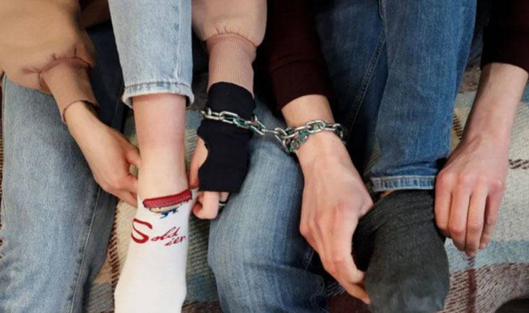 Kavga etmemek için kelepçeyle 'bağlanan' çift ayrıldı: Hiç 'Seni özledim' demedi