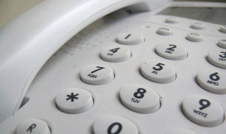 Sabit telefon yerle bir