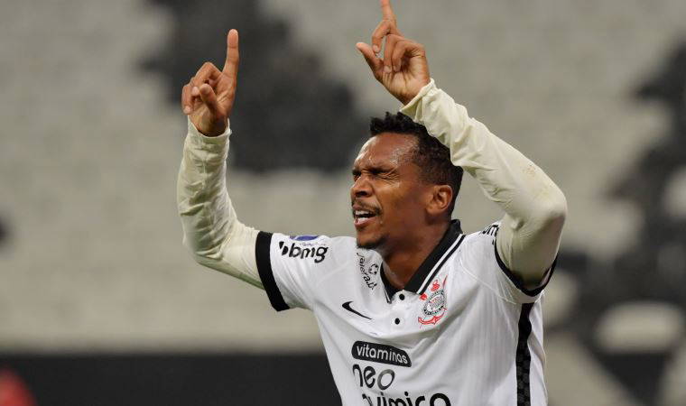 Eski Galatasaraylı Jo yeşil krampon giydiği için ceza yedi