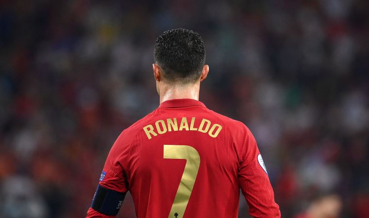 Cristiano Ronaldo'ya maçta kola şişesi atıldı