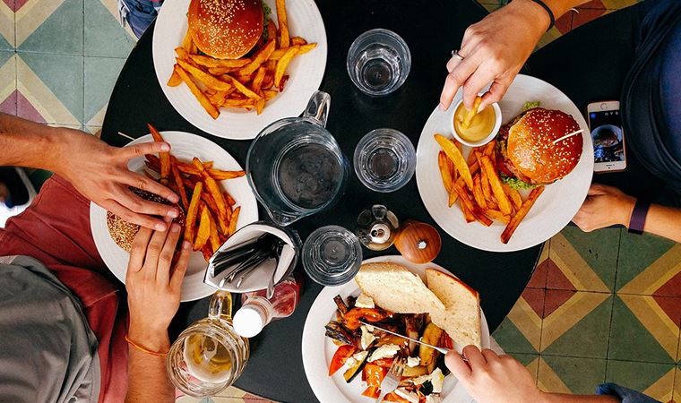 İngiltere'de sağlıksız yiyecek reklamlarına kısıtlama: Amaç obeziteyle mücadele