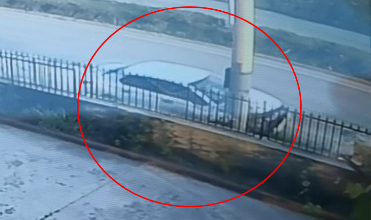 Otomobilin beton direğe çarparak parçalandığı kaza kamerada: 3 ölü, 2 ağır yaralı