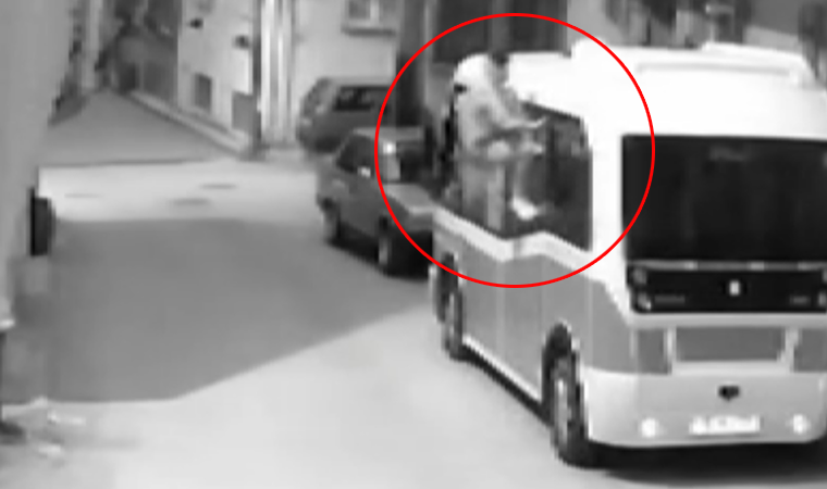 Fare deliğinden girdi, minibüsü soydu