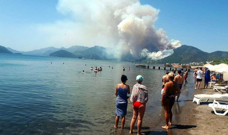 Marmaris'te orman yangını; plajdakiler korkuyla izledi