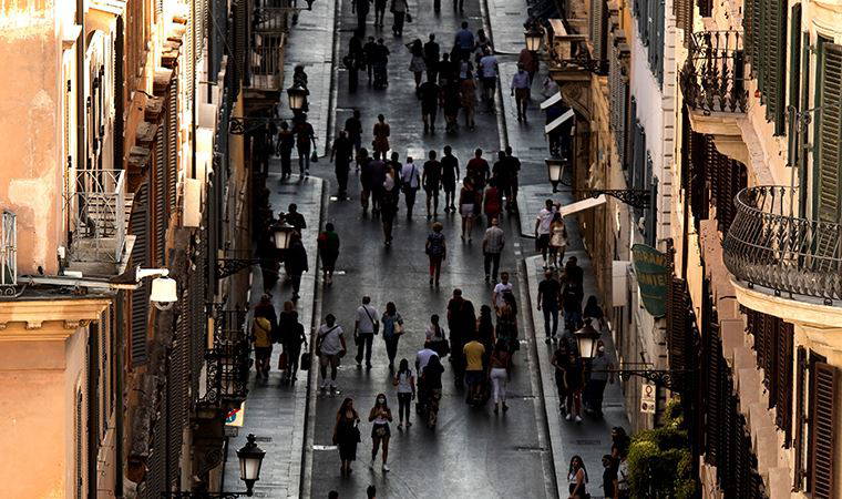 Salgının en çok vurduğu İtalya, açık havada maskeyi çıkardı