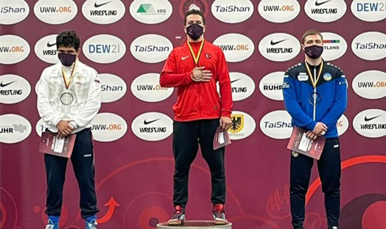 Avrupa Gençler Güreş Şampiyonası'nda Polat Polatçı, altın madalya kazandı