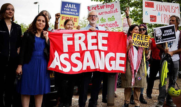 Julian Assange için tutuklu bulunduğu hapishanede toplandılar
