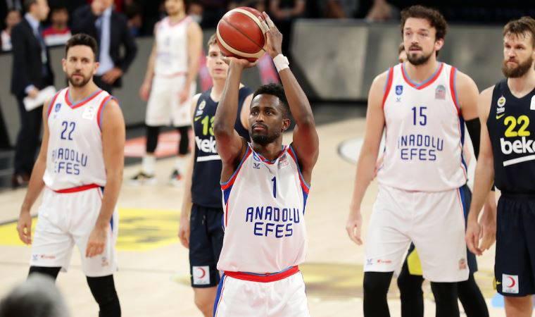 Gergin maçta Efes Fenerbahçe'yi  yendi, seri 2-0 oldu