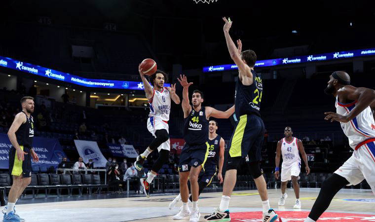 Anadolu Efes - Fenerbahçe Beko maçına olaylar damga vurdu