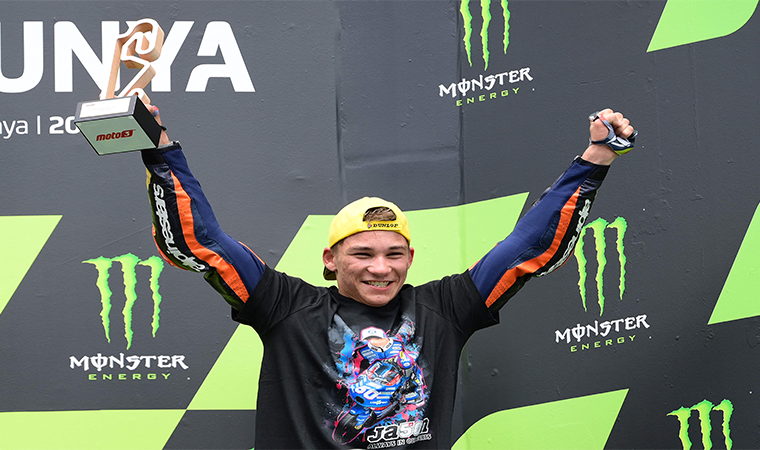 Moto3 Dünya Şampiyonası'nda 3. olan Deniz Öncü, kariyerinde ilk kez podyuma çıktı