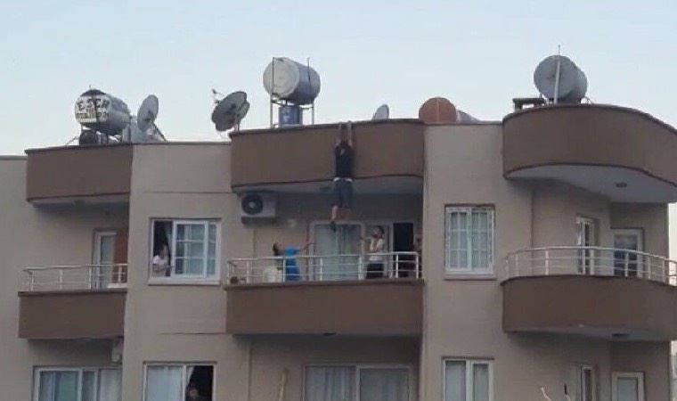 Çatıda asılı kaldı: ‘Çekin ne olur, yoruldum, bırakacağım şimdi’
