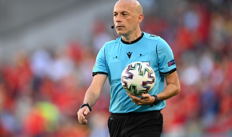 Cüneyt Çakır ve ekibi yarı final ve final maçları için Londra'ya gitti