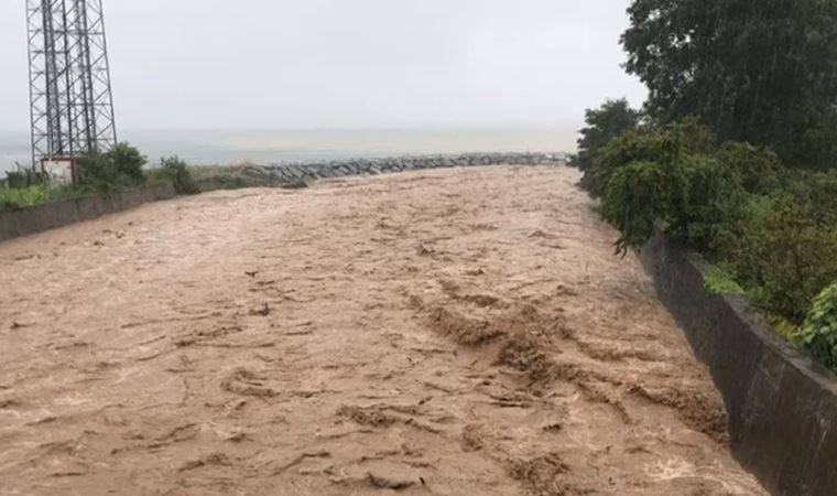 Rize'de sel: Dereler taştı, evleri su bastı, yollar kapandı