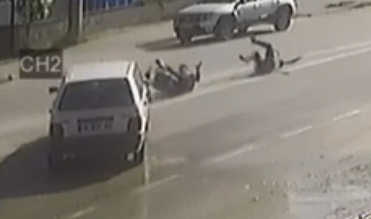 Otomobille çarpışan motosiklette böyle uçtular: 2 yaralı