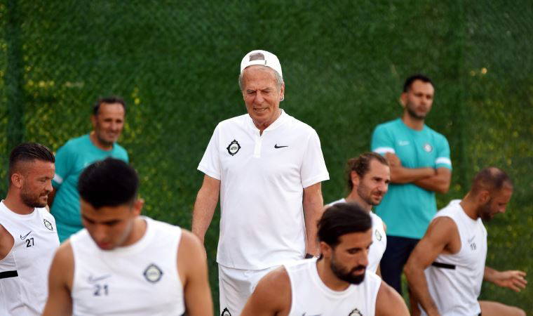 Altay Teknik Direktörü Mustafa Denizli, Ozan Sol ve Korcan Çelikay'ı kadroda istemedi