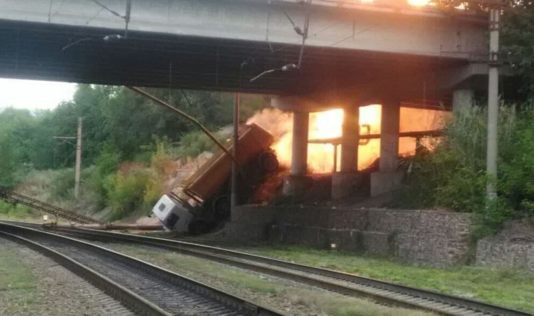Rusya'da köprüden düşen kamyon, doğalgaz boru hattını patlattı