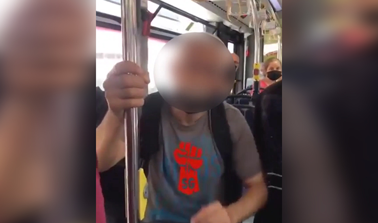Tacizciyi otobüste ifşa edip kameraya aldı