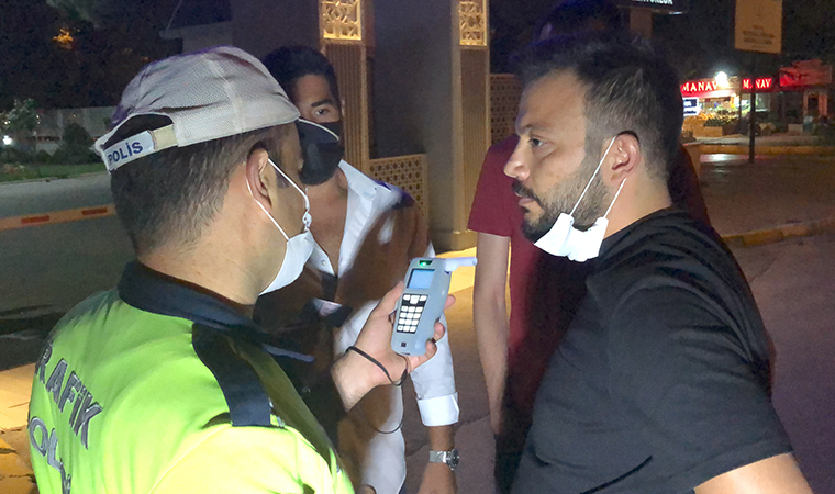 Polisleri görünce aracını park edip, yaya rolü yaptı, cezadan kaçamadı