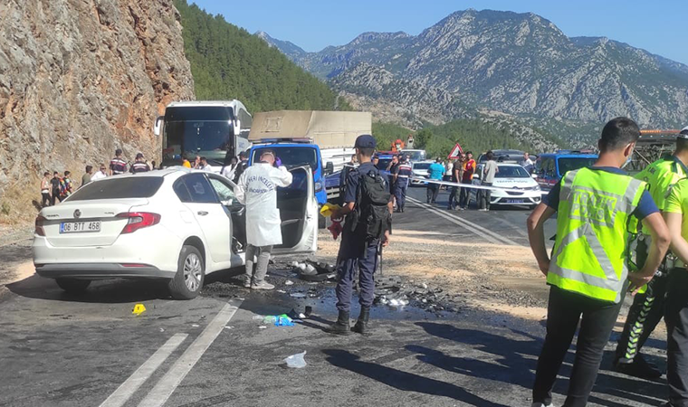 Antalya'da feci kaza: 2 ölü, 5 yaralı
