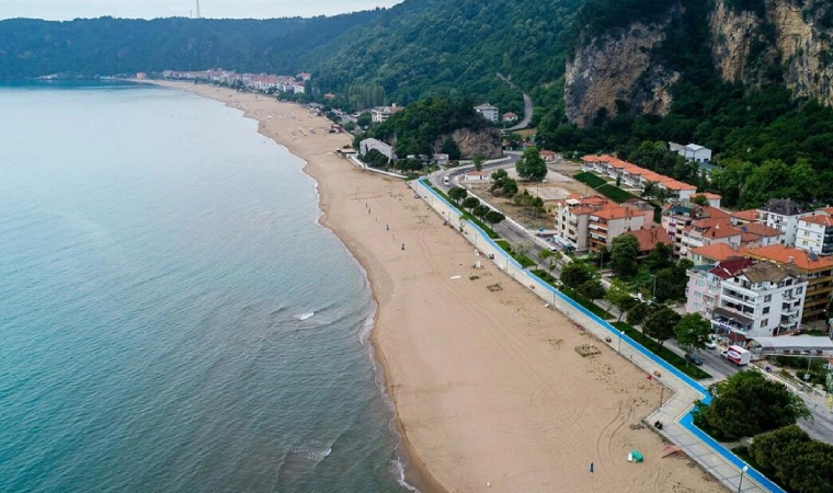 Bartın'ın İnkumu beldesi tatilci yoğunluğu nedeniyle araç girişine kapatıldı