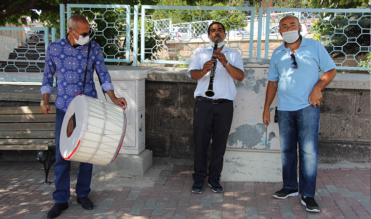 Eşinden boşandı, davul zurna ile kutladı