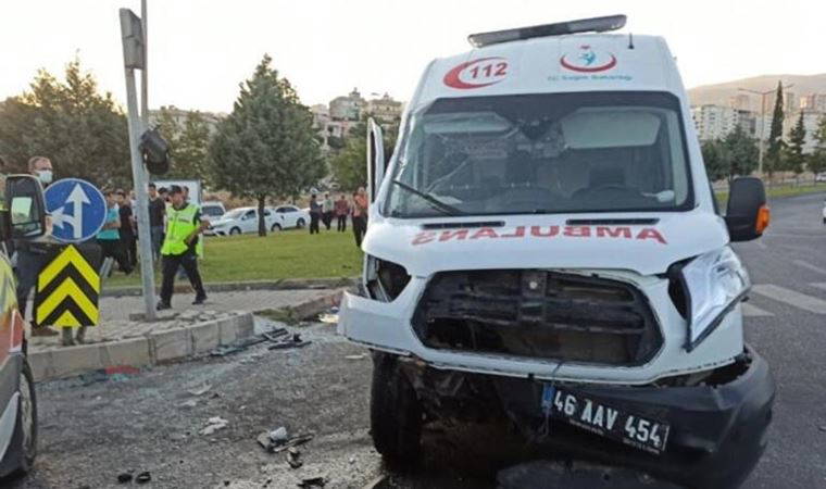 Ambulans kaza yaptı: 1 ölü, 5 yaralı