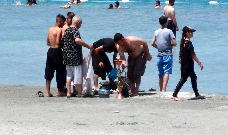 Salda Gölü kıyısında nargile içip, çamur banyosu yaptılar