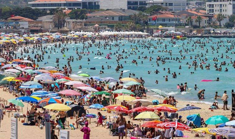 Ege’de oteller, plajlar, sahiller tıklım tıklım