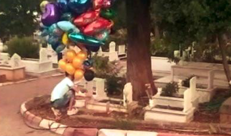 Kimse görmedi zannetti, yaptığı hareketle gönülleri kazandı