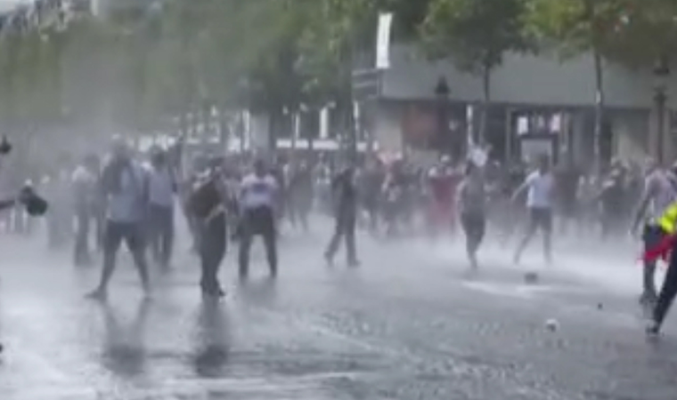 Fransa’da aşı karşıtları ve polis arasında arbede