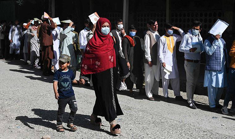 Taliban saldırılarının artmasıyla birlikte son bir ayda 22 bin aile evini terk etti