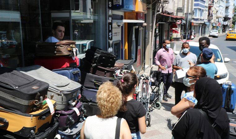 Havalimanında unutulan eşyalar satışa çıkarıldı