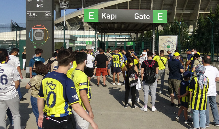 Fenerbahçe taraftarı, PEC Zwolle maçını tribünde takip ediyor