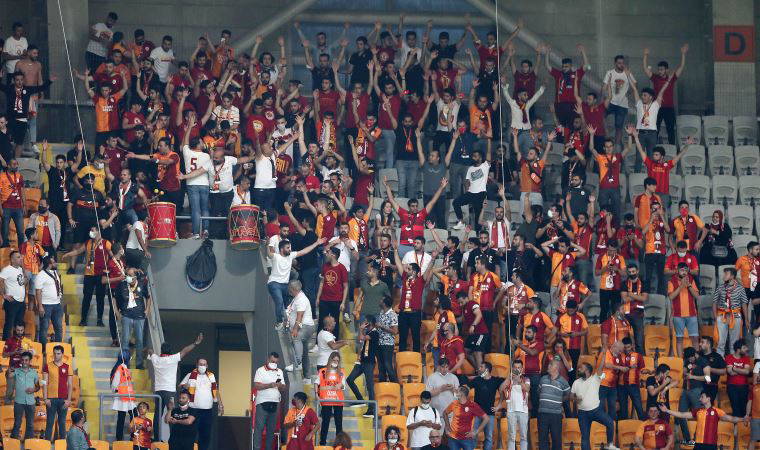 Galatasaray - PSV Eindhoven maçında Galatasaray taraftarından yoğun tepki