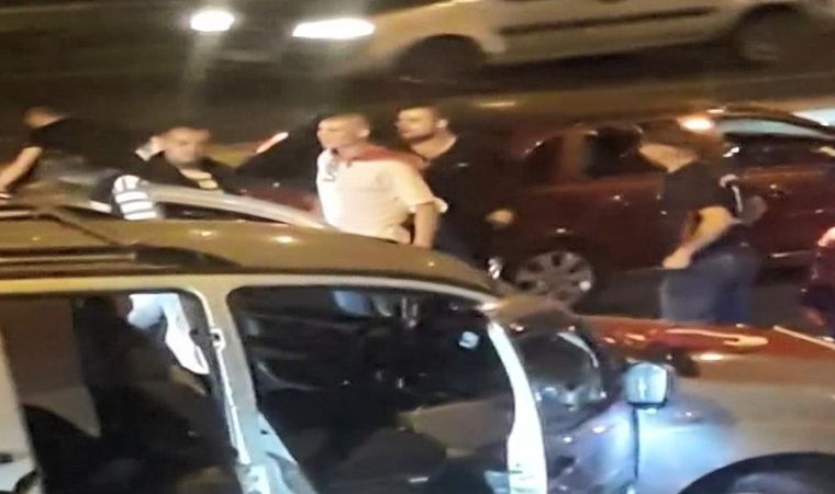 Yolcu otobüslerinin önünü kesip asker eğlencesi yaptılar