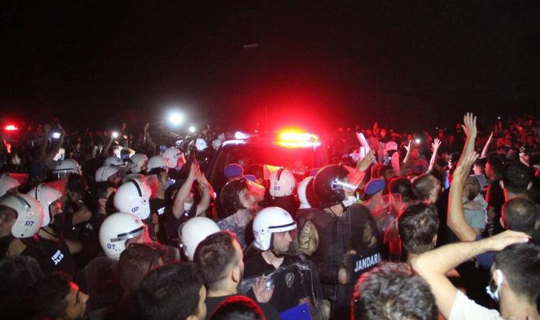 Yangın çıkarmak için mahalleye geldiği iddia edilen 2 kişi ile köylüler arasında kavga çıktı