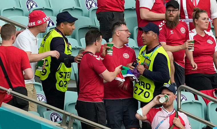 EURO 2020 | Danimarka - Çekya maçında LGBT bayrağına müdahale