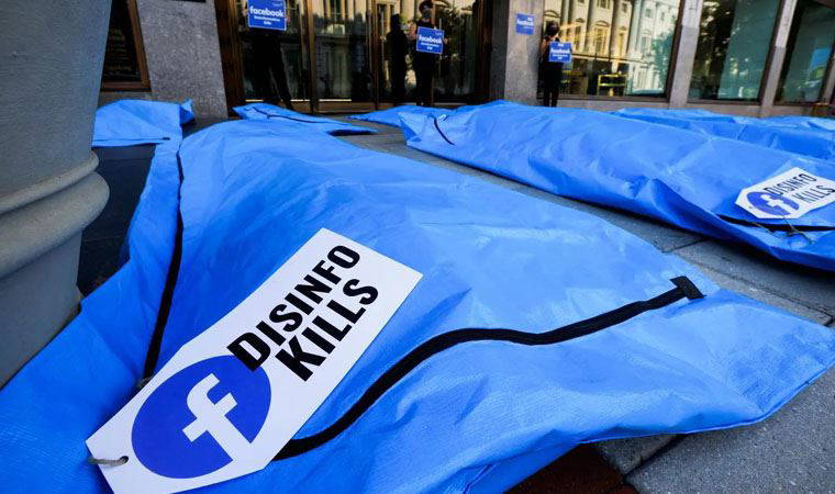 Facebook 'ceset torbalarıyla' protesto edildi
